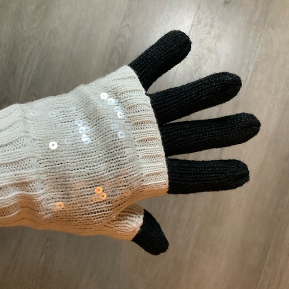 NWT Point Zero Cream and Black Sequenced Knit Gloves - Picture 3 of 3